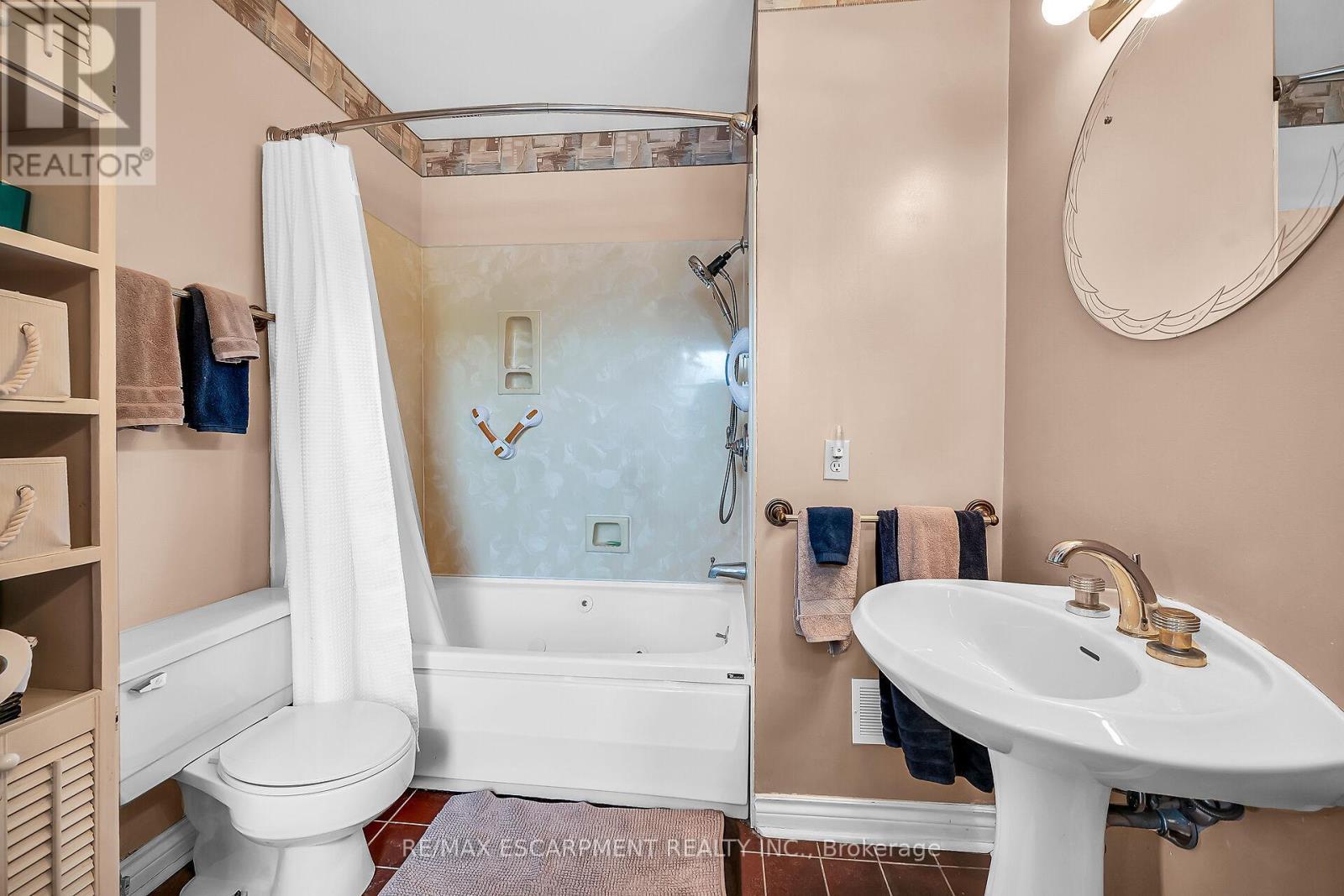 141 Mount Albion Road, Hamilton, ON - Indoor Photo Showing Bathroom