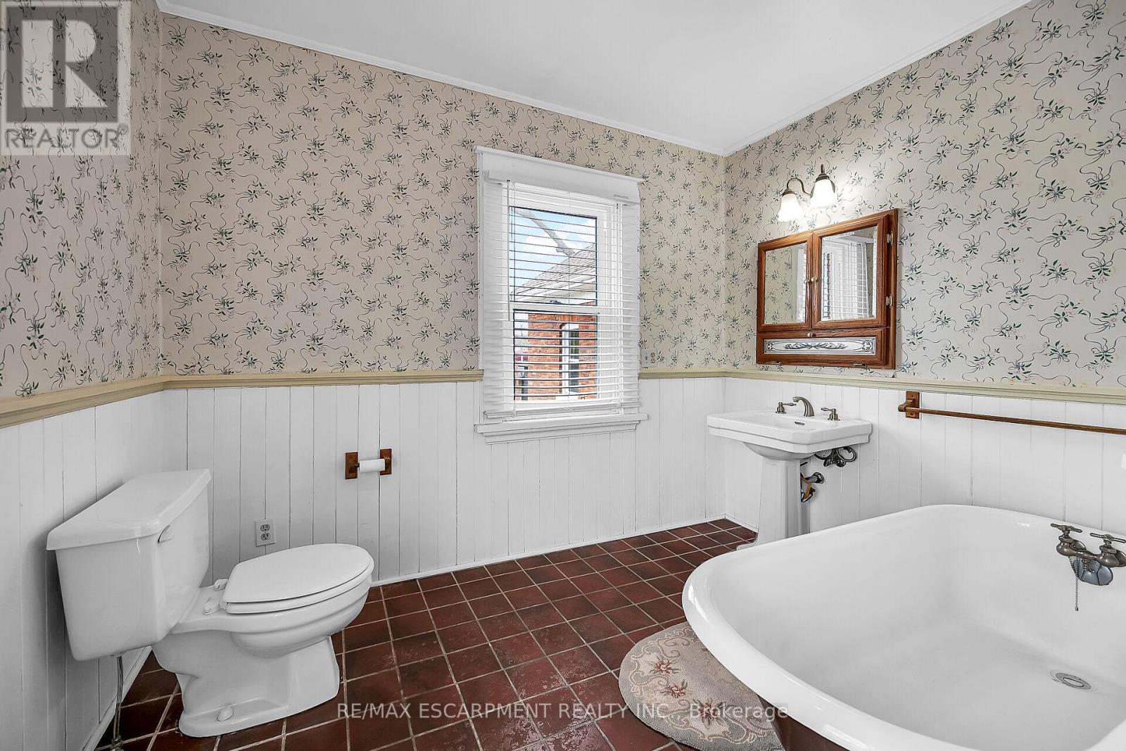 141 Mount Albion Road, Hamilton, ON - Indoor Photo Showing Bathroom