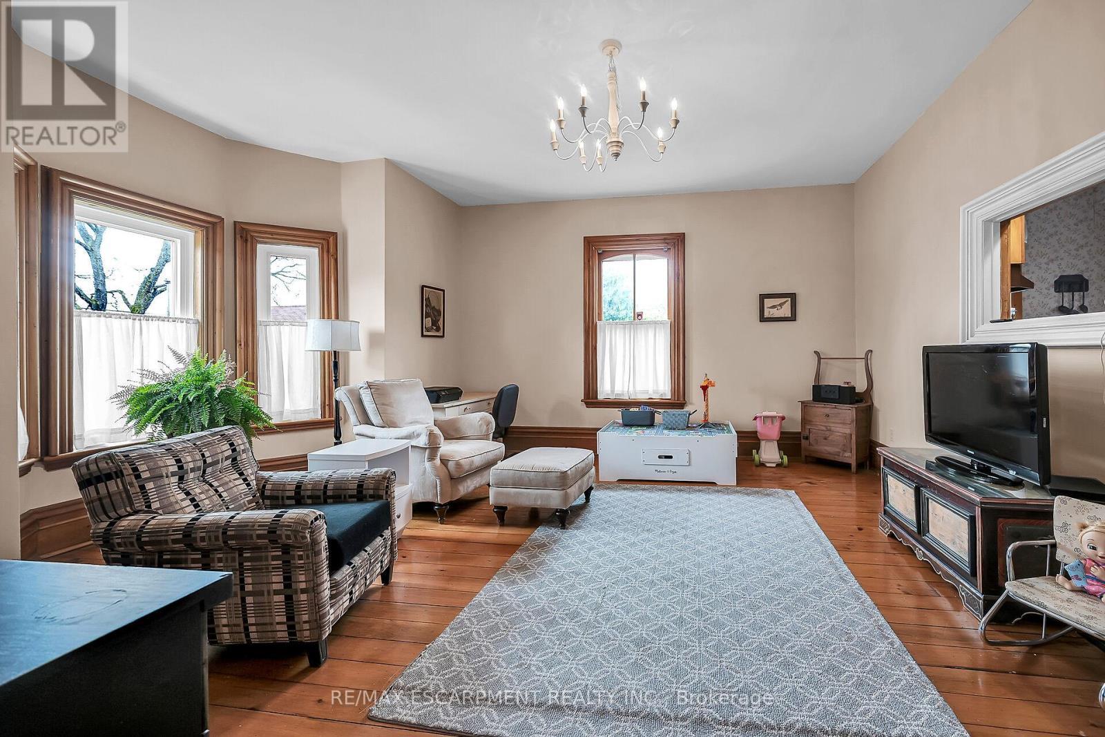 141 Mount Albion Road, Hamilton, ON - Indoor Photo Showing Living Room