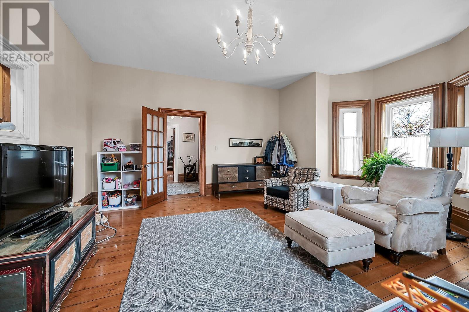 141 Mount Albion Road, Hamilton, ON - Indoor Photo Showing Living Room