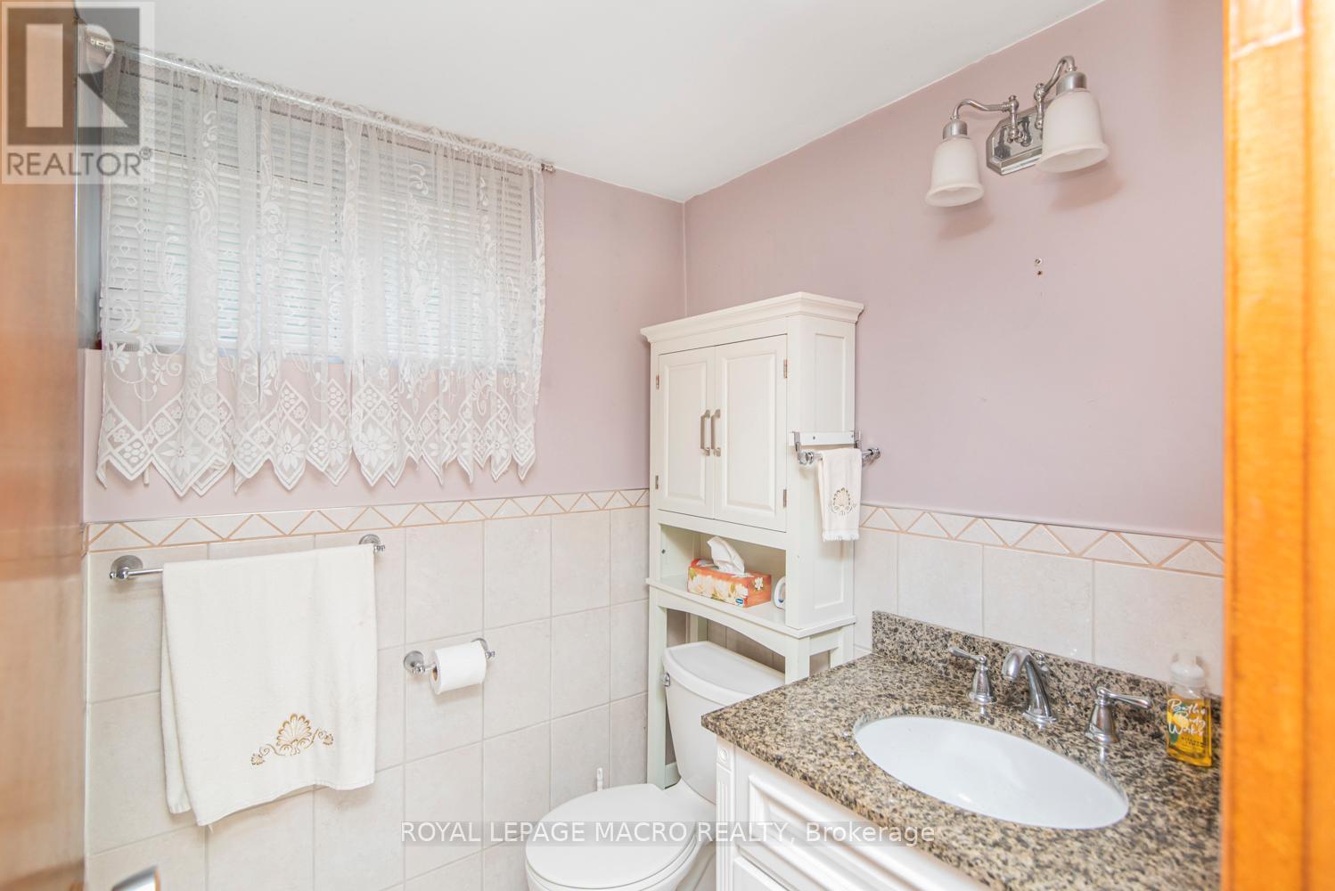 31 Adair Avenue N, Hamilton, ON - Indoor Photo Showing Bathroom