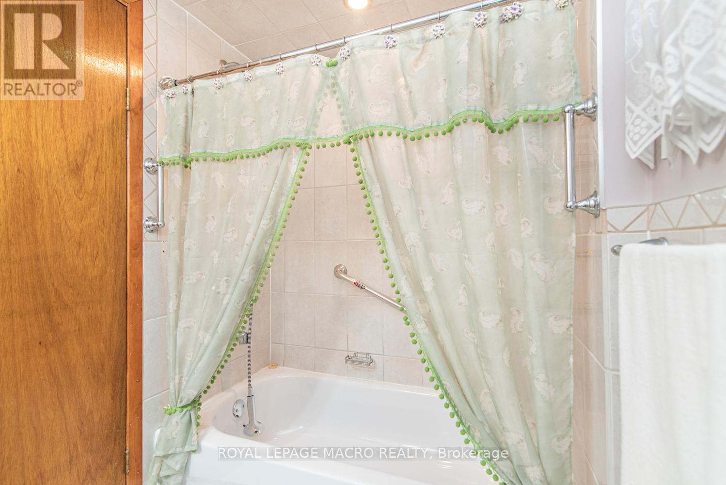 31 Adair Avenue N, Hamilton, ON - Indoor Photo Showing Bathroom