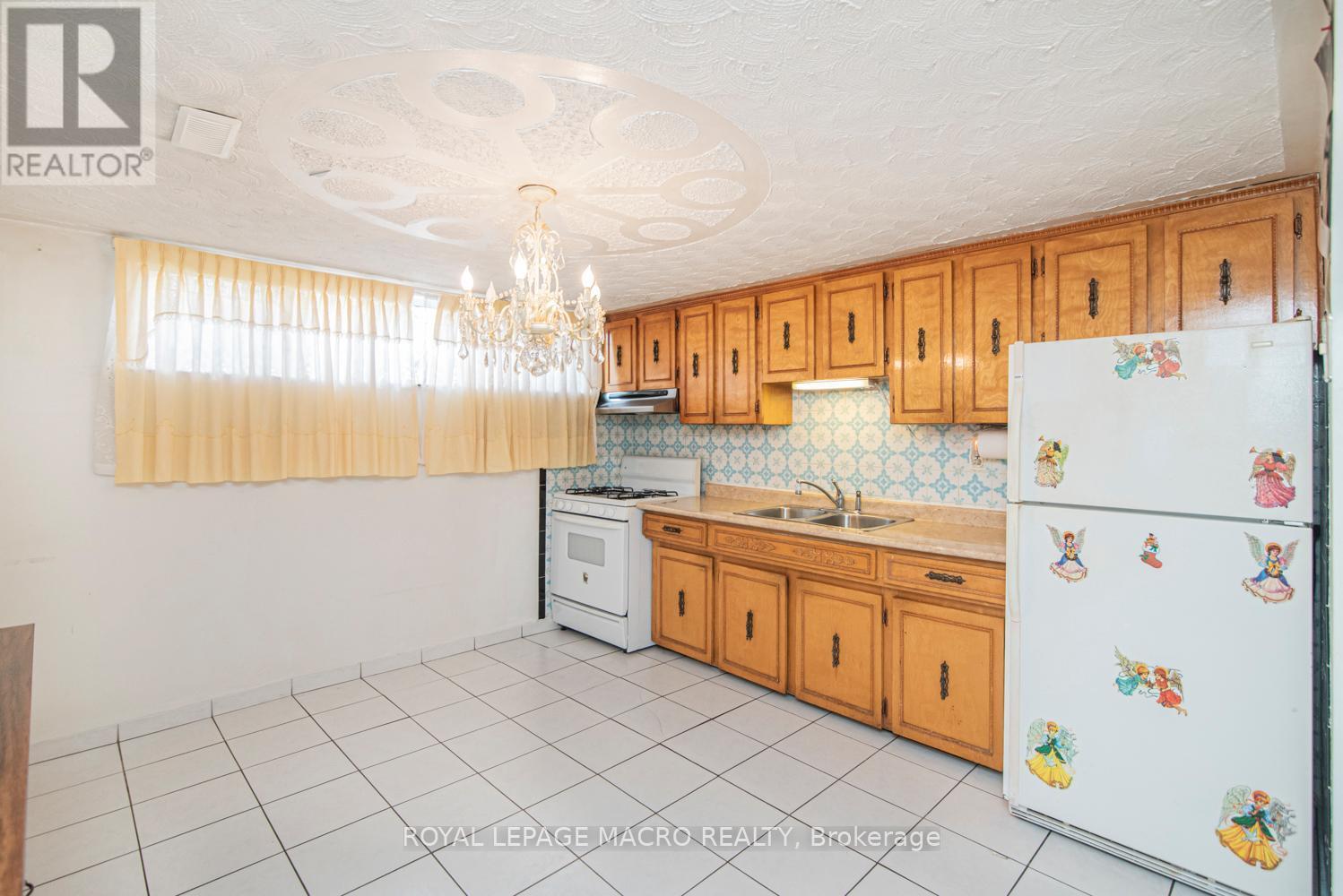 31 Adair Avenue N, Hamilton, ON - Indoor Photo Showing Kitchen With Double Sink