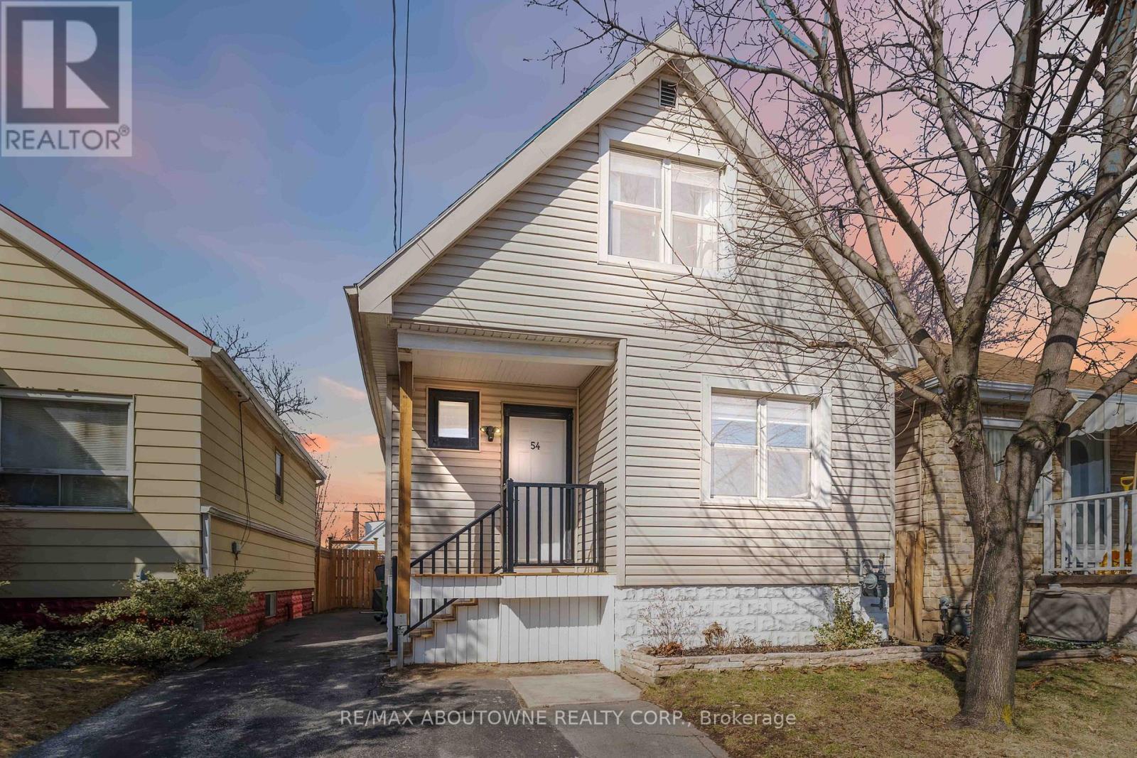 54 Weir Street S, Hamilton, ON - Outdoor