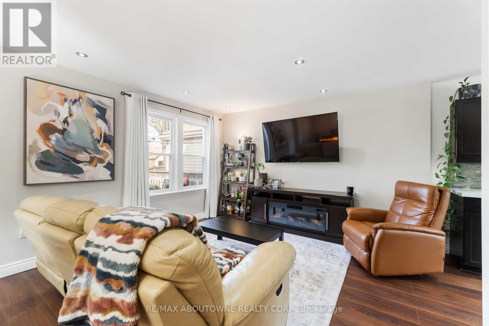 54 Weir Street S, Hamilton, ON - Indoor Photo Showing Living Room