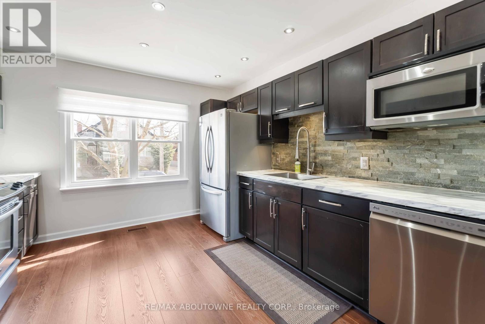 54 Weir Street S, Hamilton, ON - Indoor Photo Showing Kitchen With Upgraded Kitchen