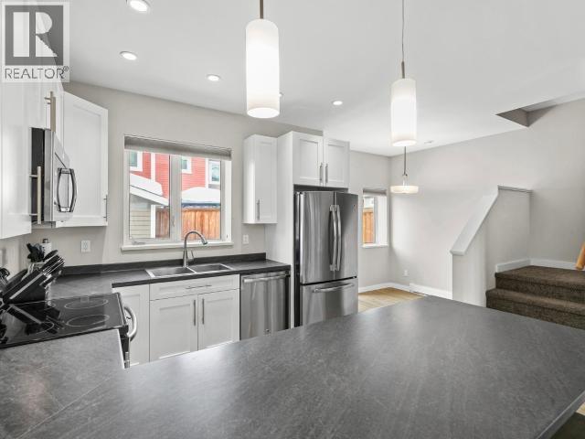 31-85 Aksala Drive, Whitehorse, YT - Indoor Photo Showing Kitchen With Double Sink With Upgraded Kitchen