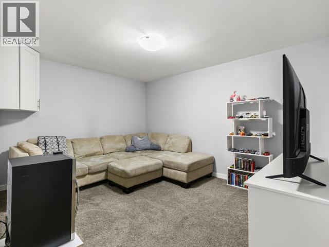 31-85 Aksala Drive, Whitehorse, YT - Indoor Photo Showing Living Room