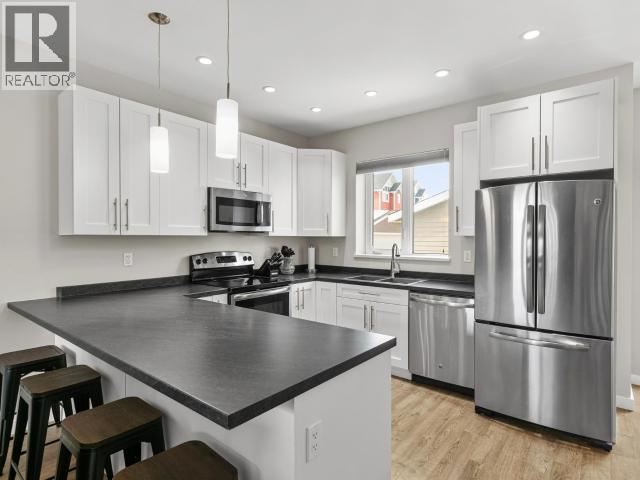 31-85 Aksala Drive, Whitehorse, YT - Indoor Photo Showing Kitchen With Double Sink With Upgraded Kitchen