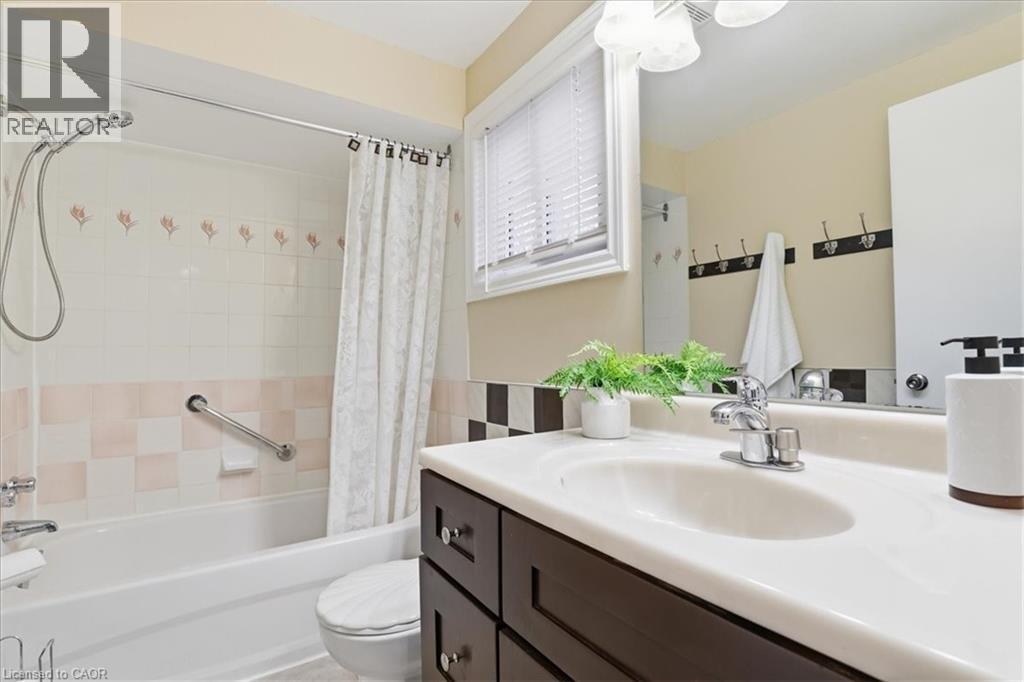 Main bathroom - 56 Rushbrook Drive, Kitchener, ON - Indoor Photo Showing Bathroom