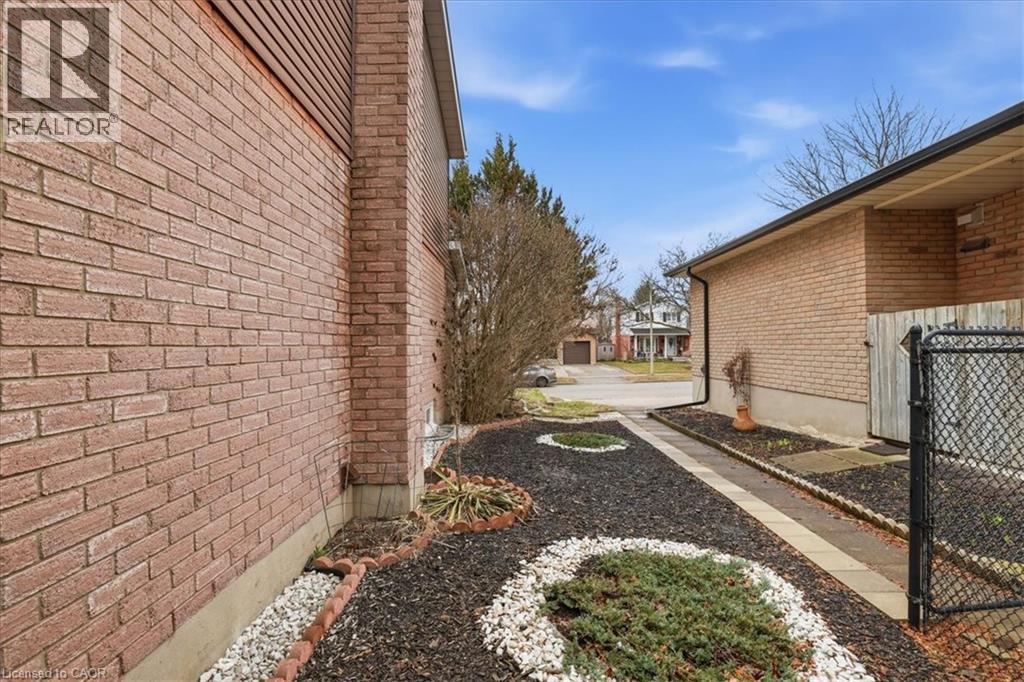 View of side yard - 56 Rushbrook Drive, Kitchener, ON - Outdoor