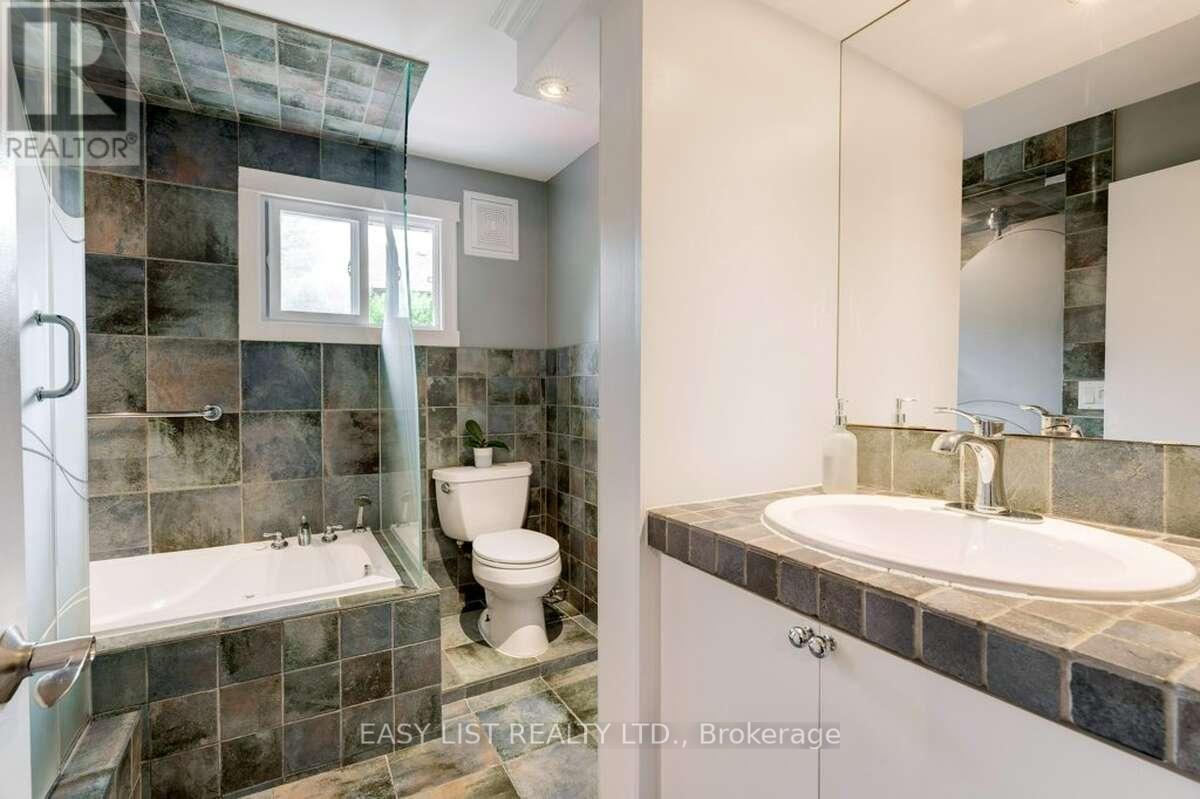 193 Pine Cove Road, Burlington, ON - Indoor Photo Showing Bathroom
