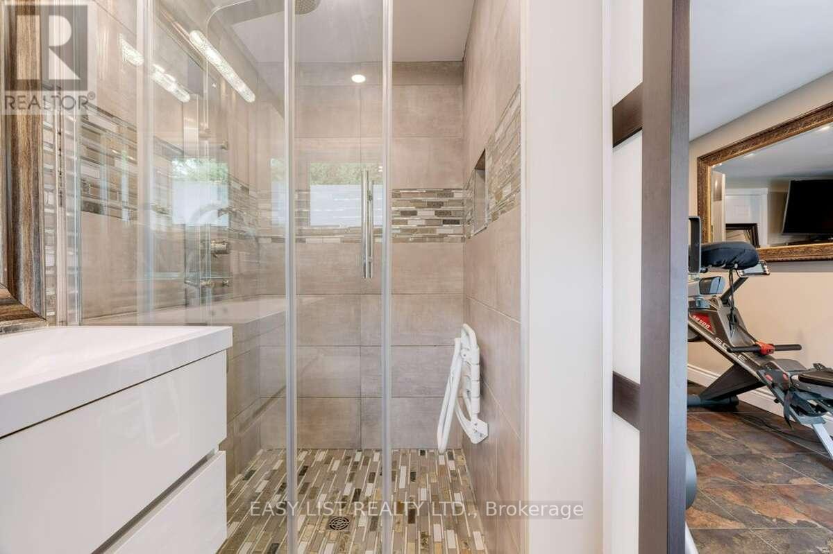 193 Pine Cove Road, Burlington, ON - Indoor Photo Showing Bathroom