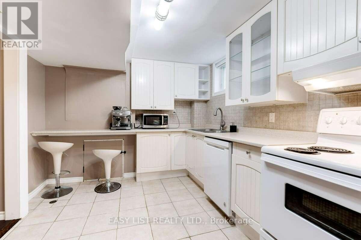 193 Pine Cove Road, Burlington, ON - Indoor Photo Showing Kitchen