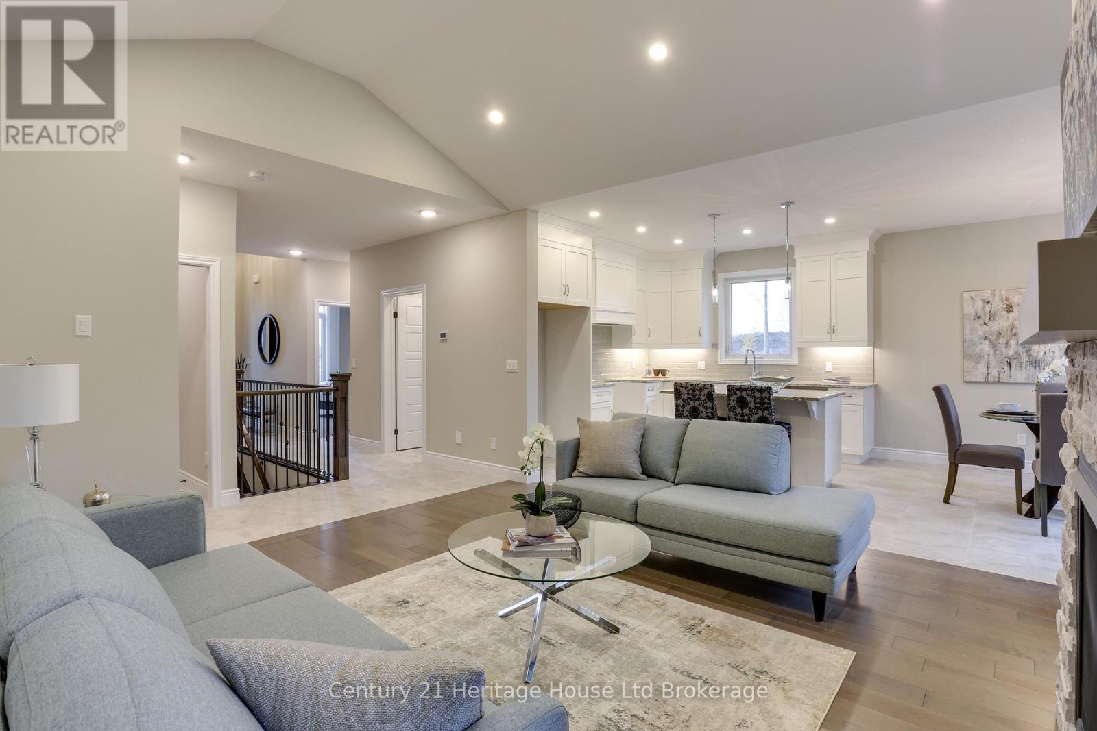 114 Beech Boulevard, Tillsonburg, ON - Indoor Photo Showing Living Room