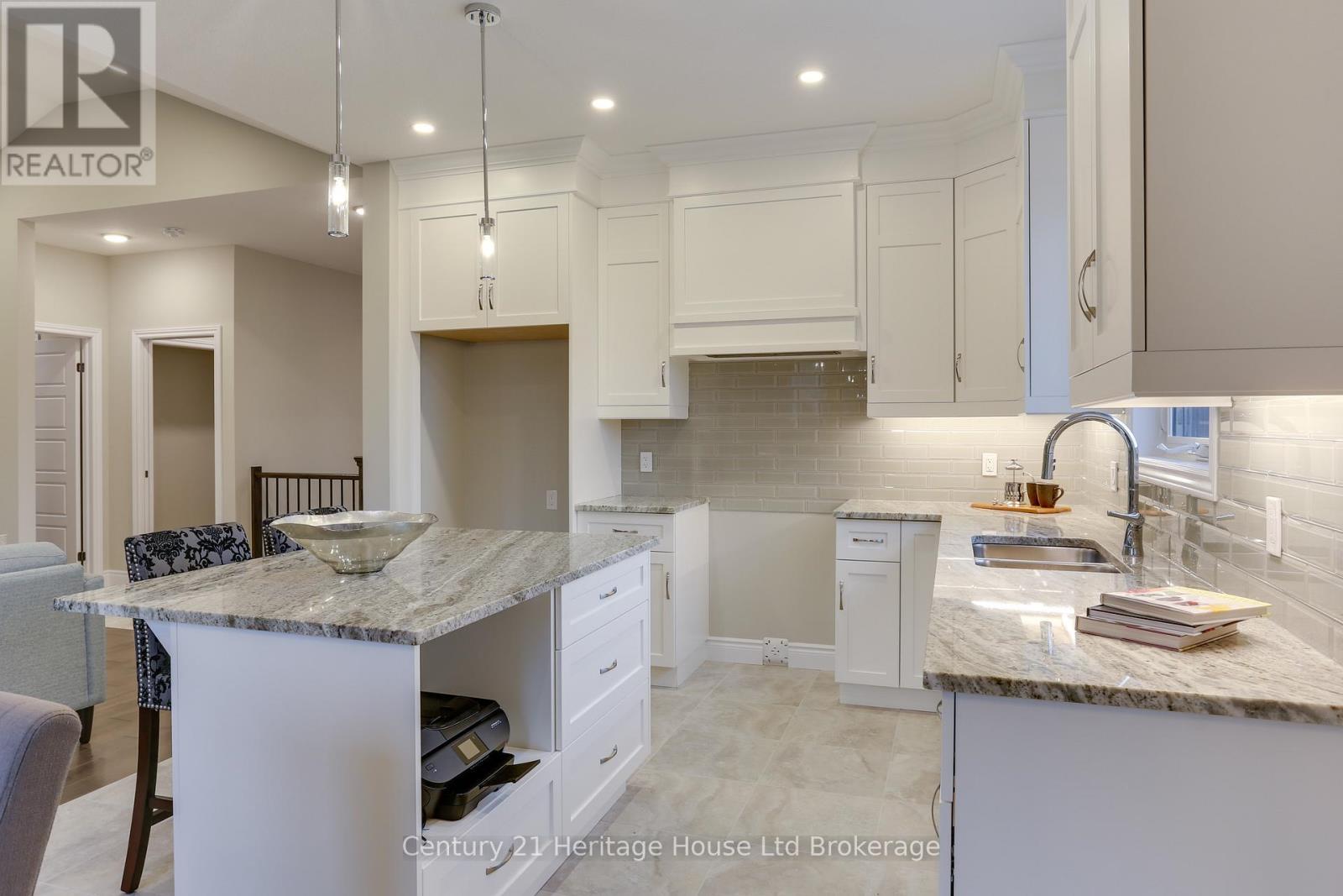 114 Beech Boulevard, Tillsonburg, ON - Indoor Photo Showing Kitchen With Double Sink With Upgraded Kitchen