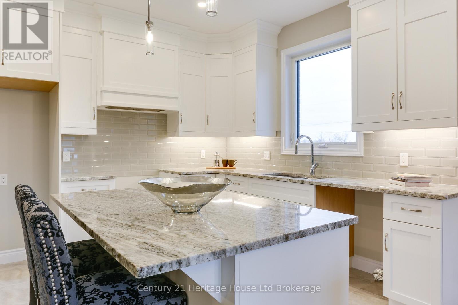114 Beech Boulevard, Tillsonburg, ON - Indoor Photo Showing Kitchen With Upgraded Kitchen