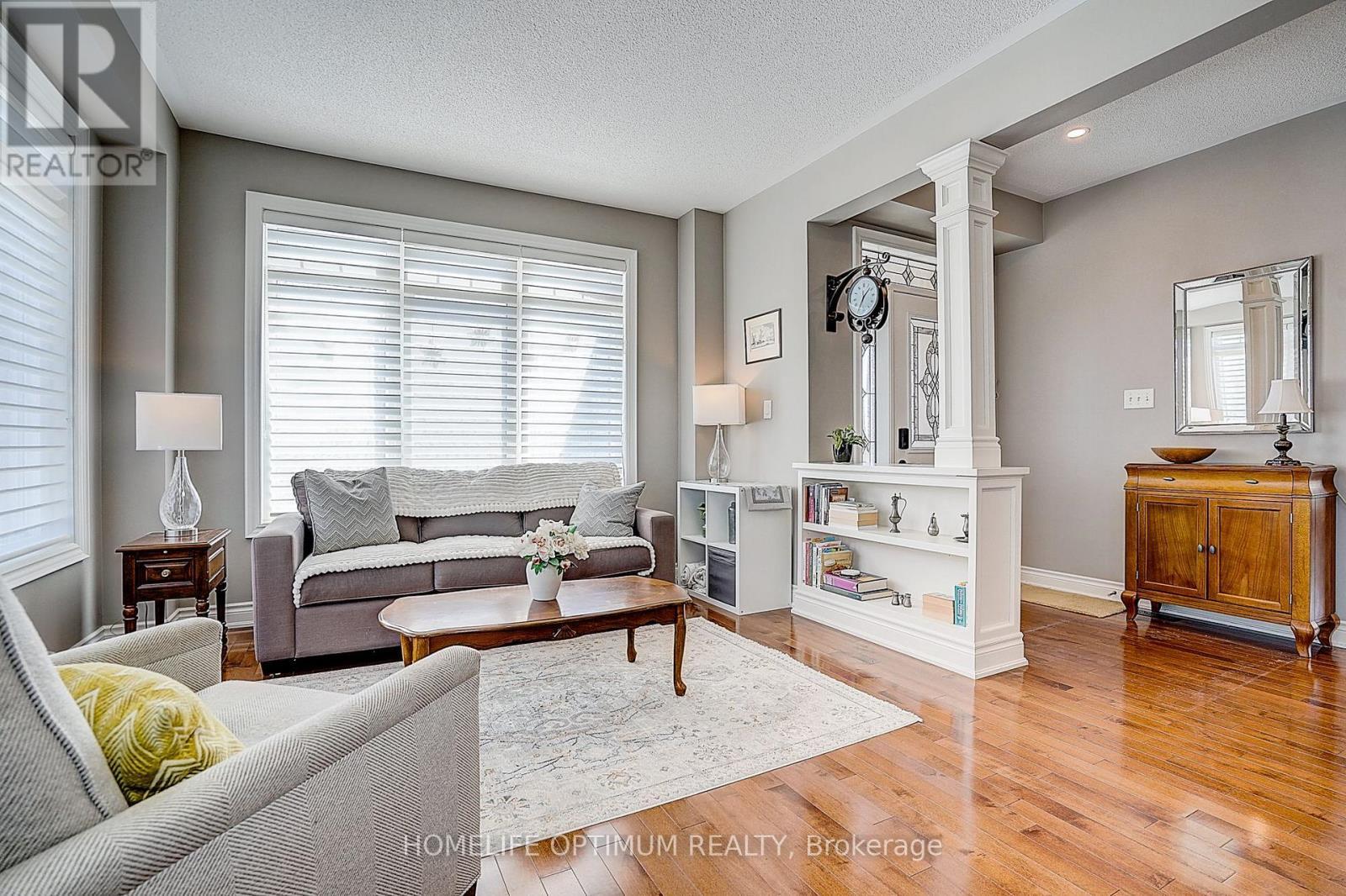 built-in bookcase - 40 Outer Banks Drive N, Markham, ON - Indoor Photo Showing Living Room