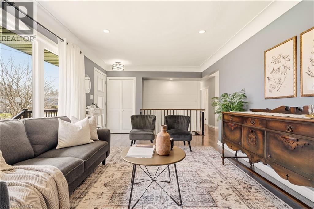 49 Stirling Street, Caledonia, ON - Indoor Photo Showing Living Room