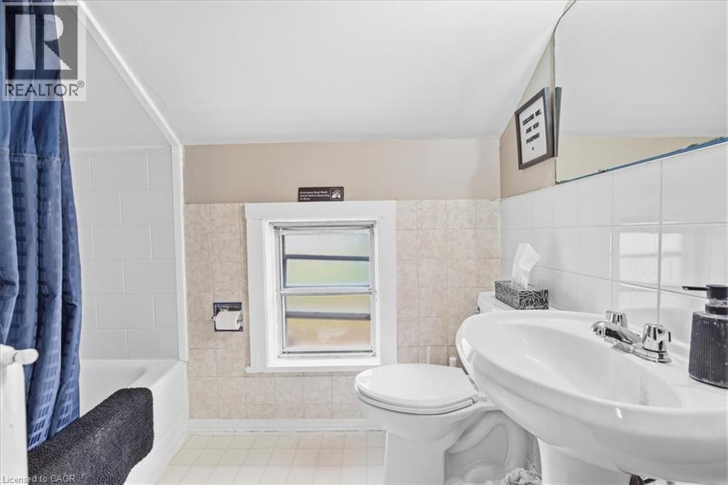 31B 4 piece bathroom - 31 Bingeman Street, Kitchener, ON - Indoor Photo Showing Bathroom