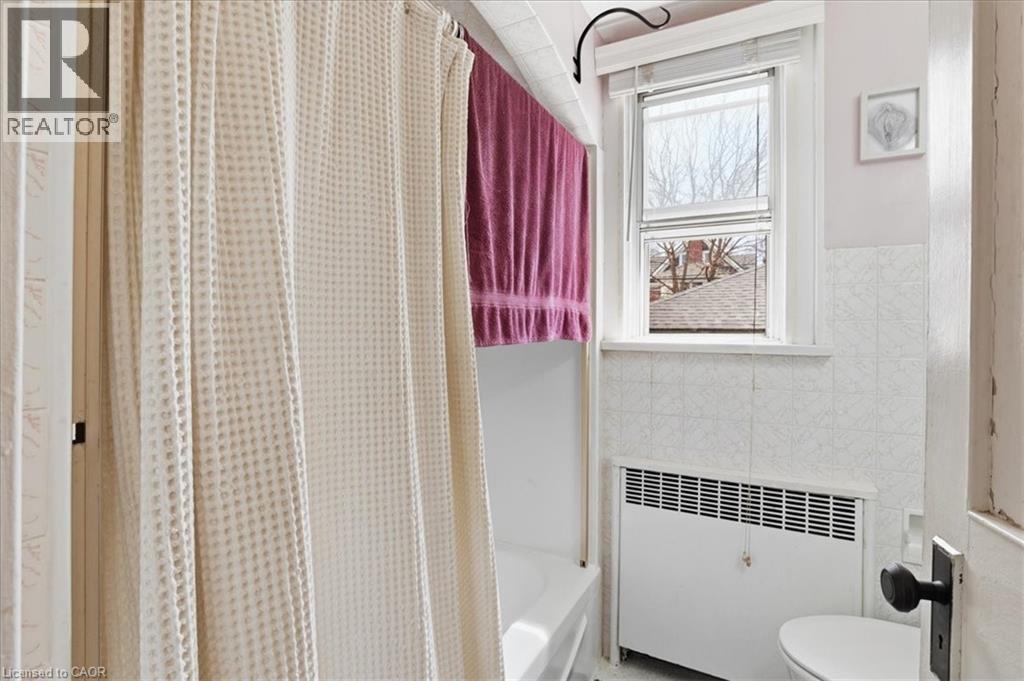 31A bathroom - 31 Bingeman Street, Kitchener, ON - Indoor Photo Showing Bathroom