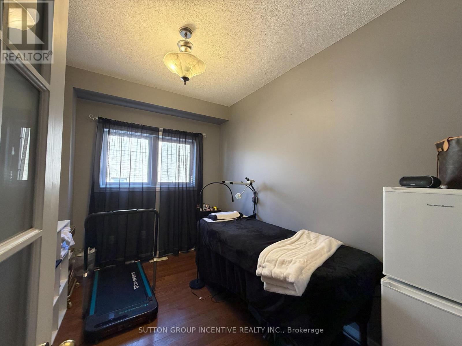 422 Mapleton Avenue, Barrie, ON - Indoor Photo Showing Bedroom