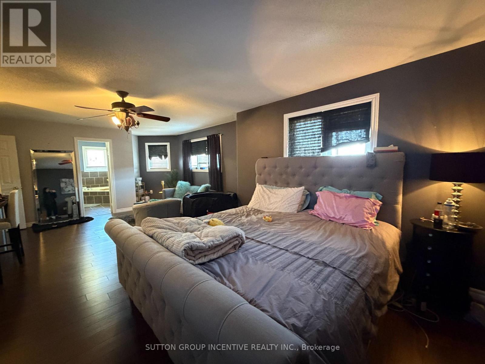 422 Mapleton Avenue, Barrie, ON - Indoor Photo Showing Bedroom
