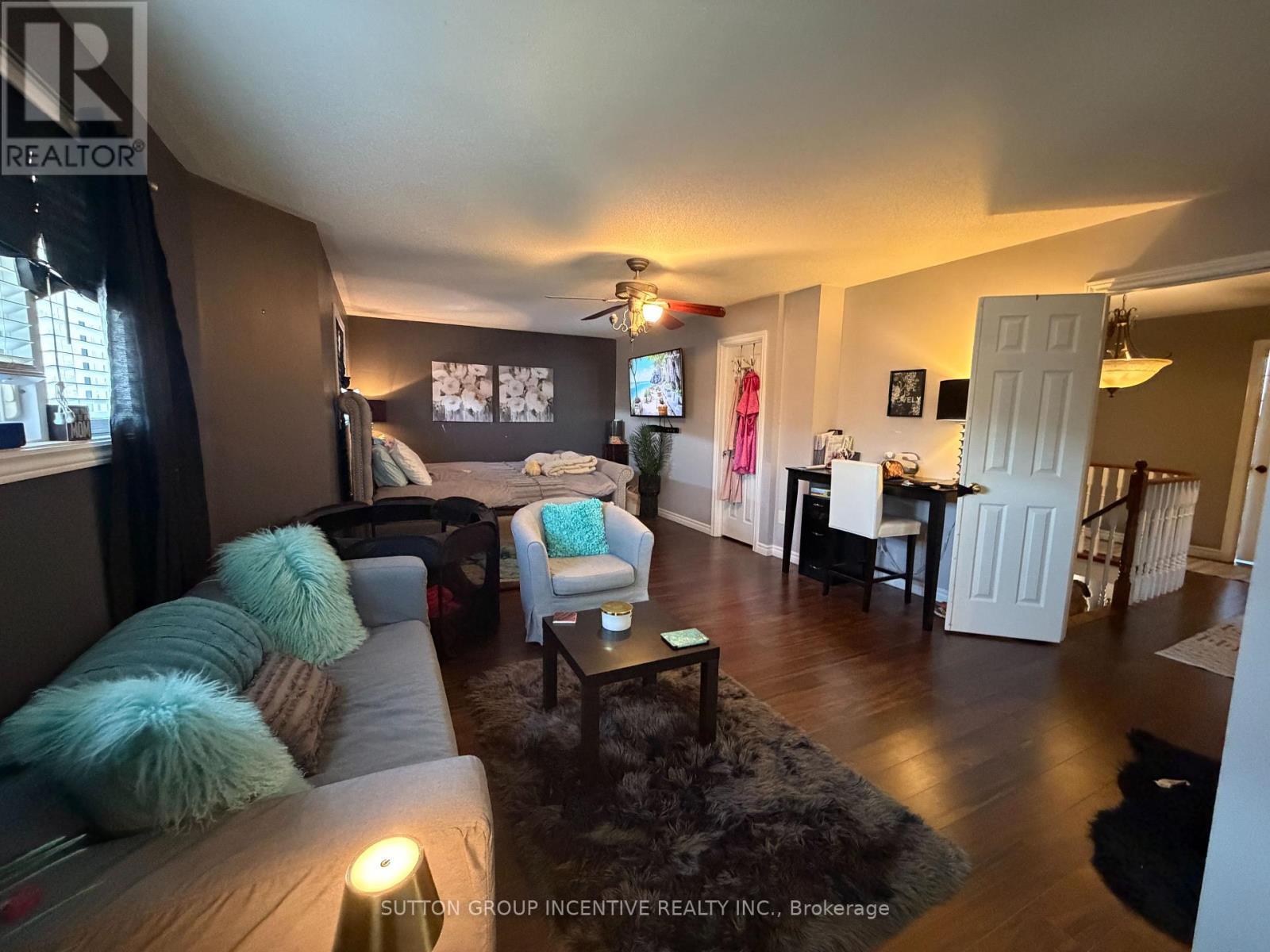 422 Mapleton Avenue, Barrie, ON - Indoor Photo Showing Living Room