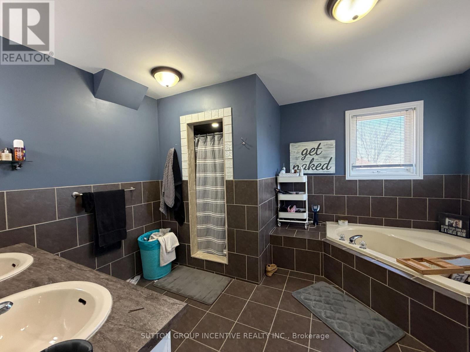 422 Mapleton Avenue, Barrie, ON - Indoor Photo Showing Bathroom