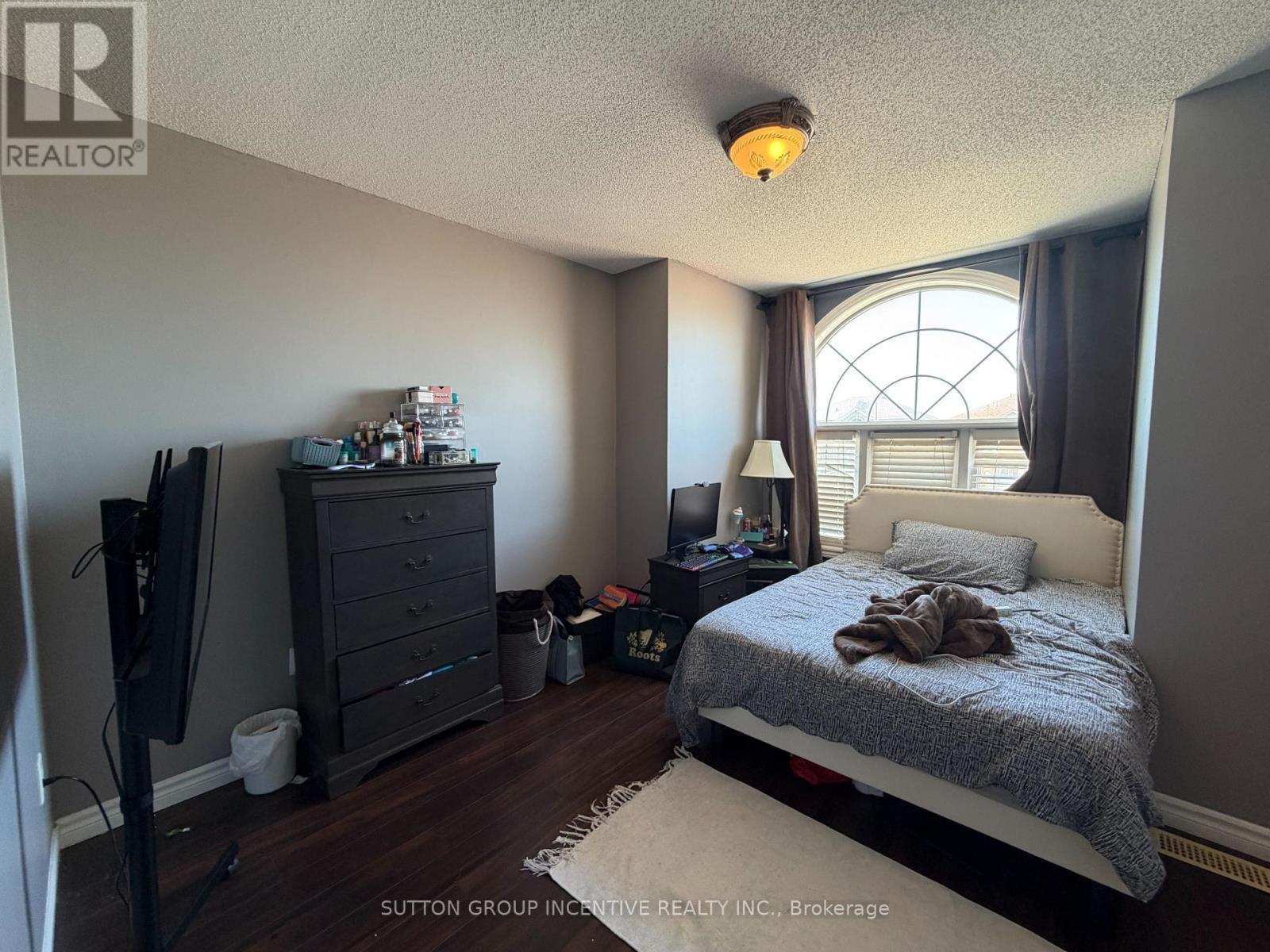 422 Mapleton Avenue, Barrie, ON - Indoor Photo Showing Bedroom