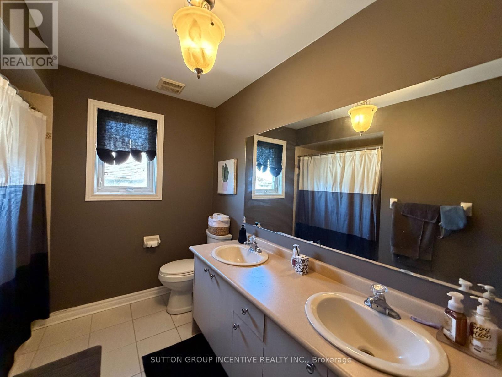 422 Mapleton Avenue, Barrie, ON - Indoor Photo Showing Bathroom
