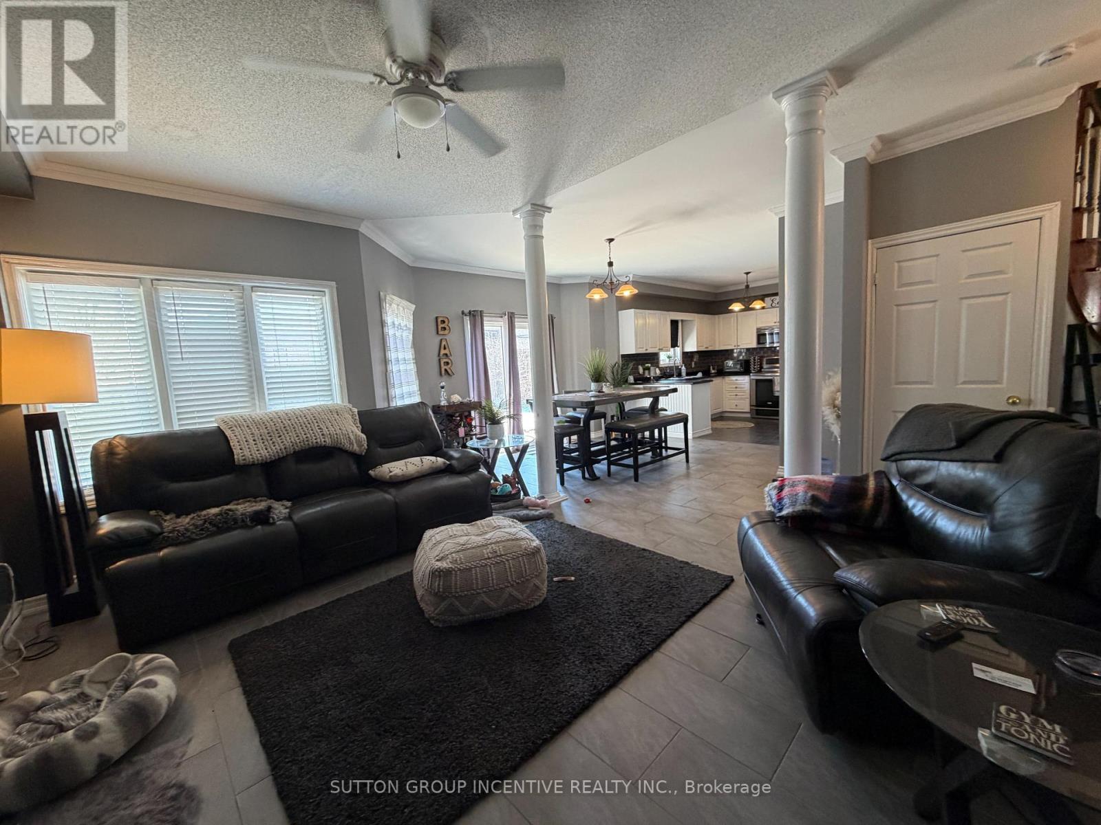 422 Mapleton Avenue, Barrie, ON - Indoor Photo Showing Living Room