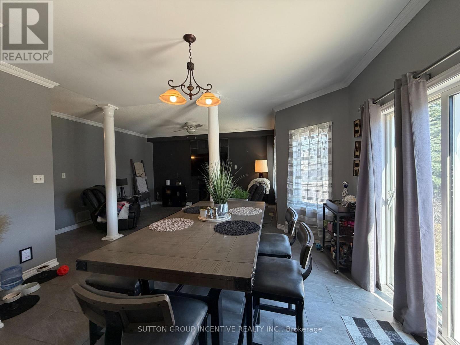 422 Mapleton Avenue, Barrie, ON - Indoor Photo Showing Dining Room