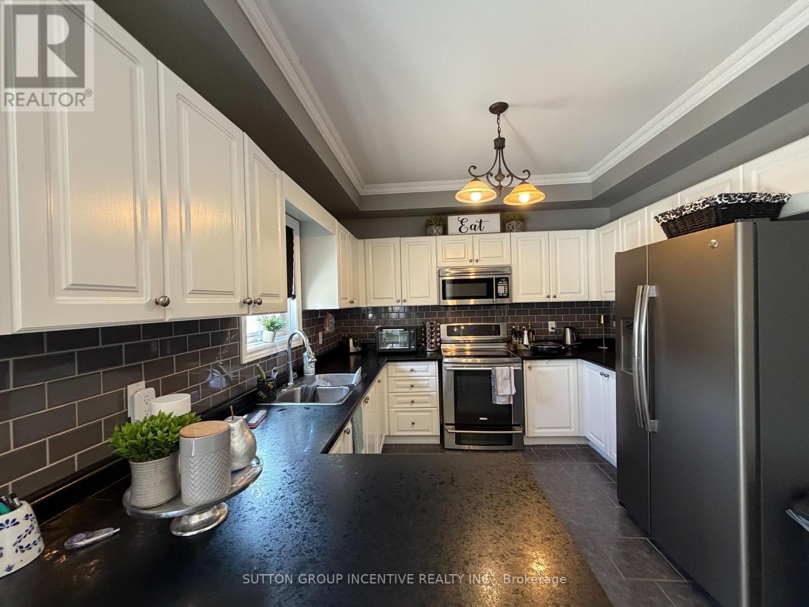 422 Mapleton Avenue, Barrie, ON - Indoor Photo Showing Kitchen With Upgraded Kitchen