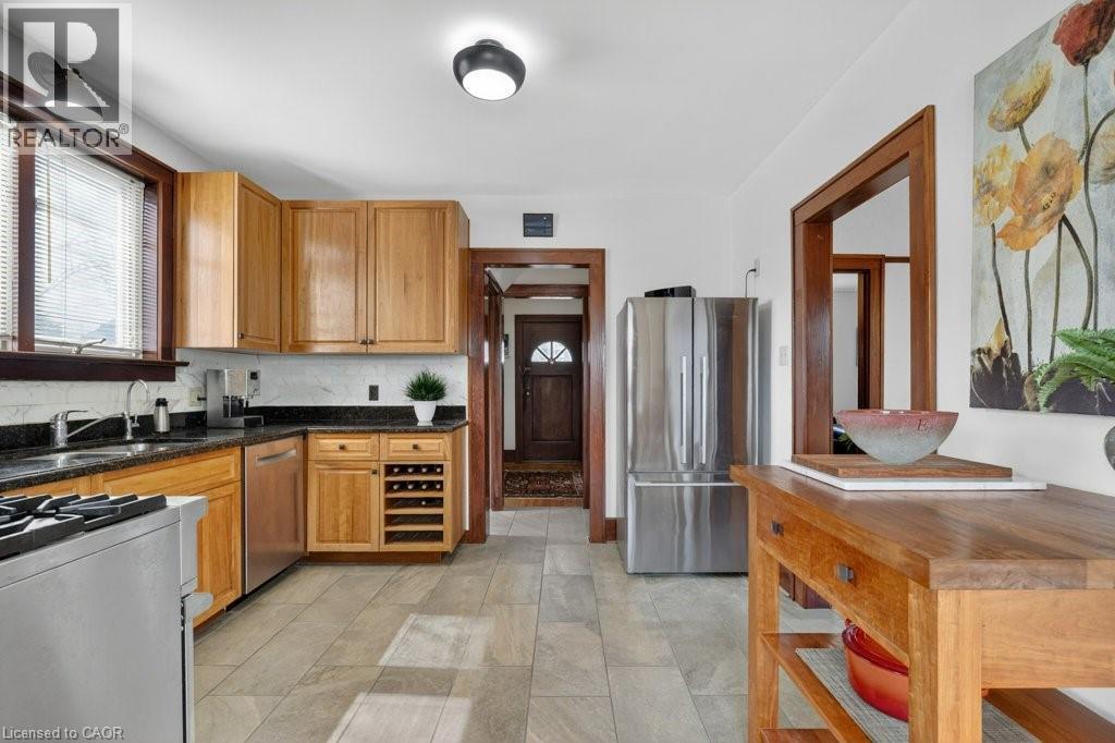 Bright gourmet kitchen - 859 Queen'S Boulevard, Kitchener, ON - Indoor Photo Showing Kitchen With Double Sink