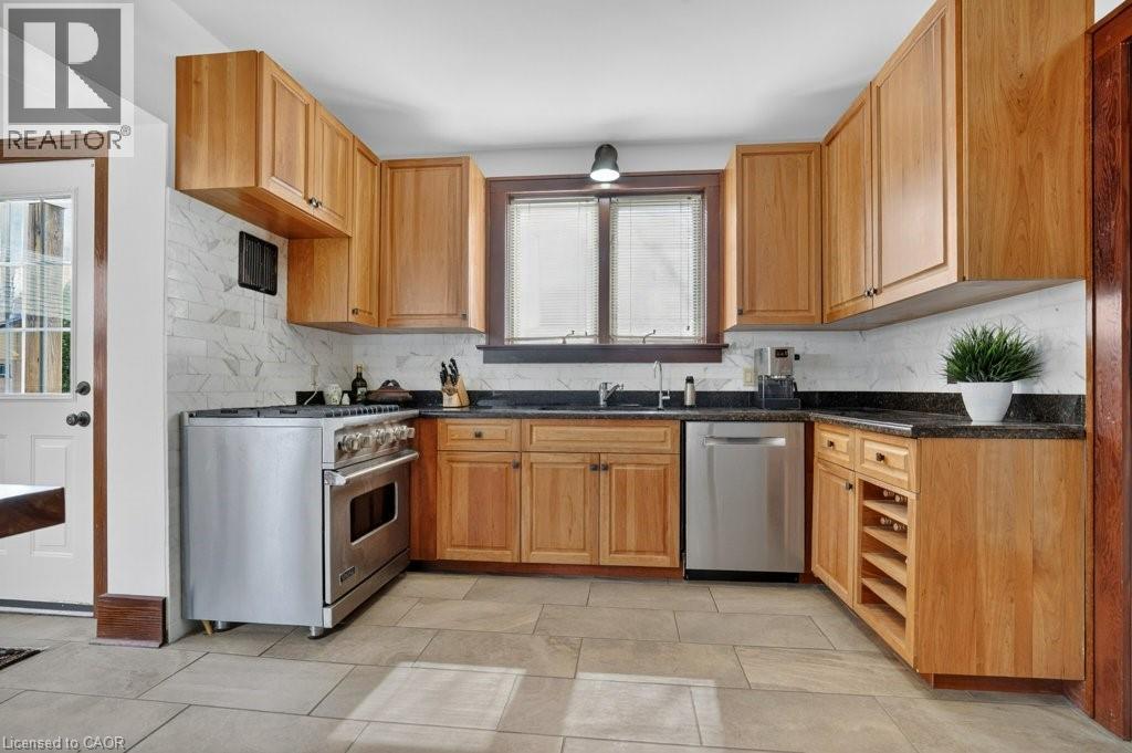 Bright gourmet kitchen - 859 Queen'S Boulevard, Kitchener, ON - Indoor Photo Showing Kitchen