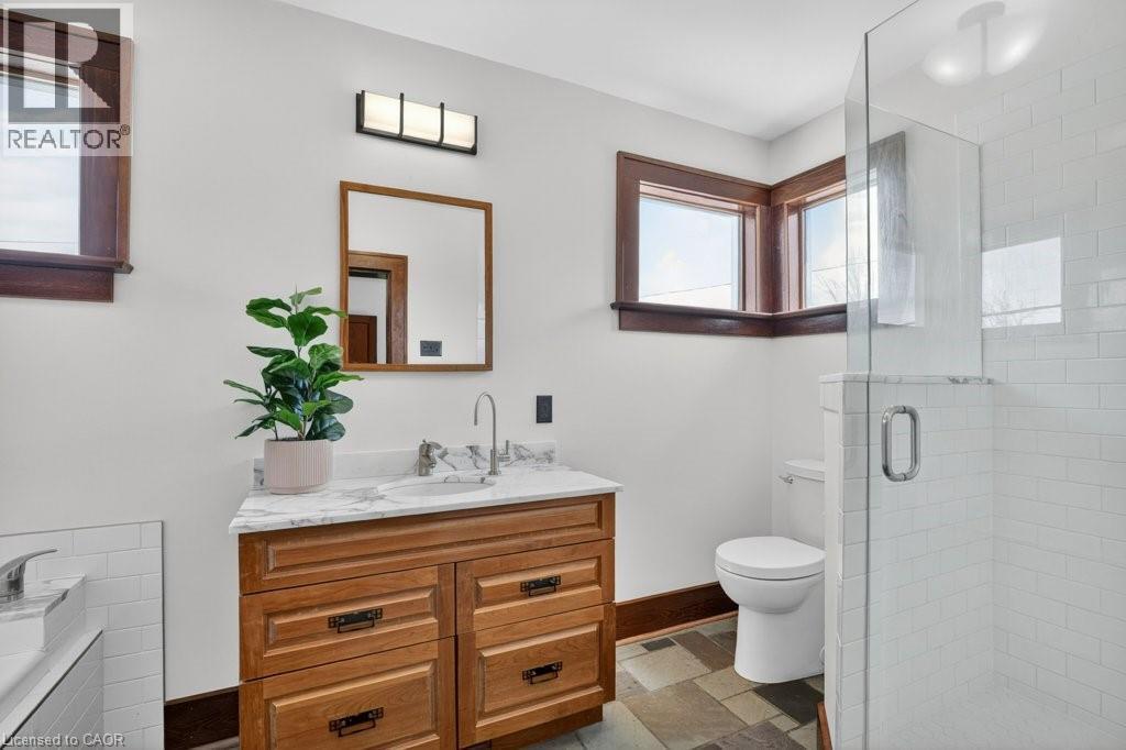 Stylish ensuite bath - 859 Queen'S Boulevard, Kitchener, ON - Indoor Photo Showing Bathroom