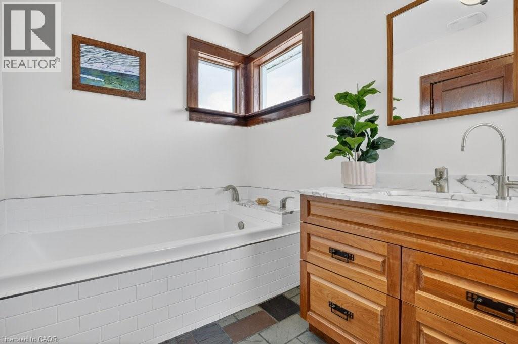 Stylish ensuite bath - 859 Queen'S Boulevard, Kitchener, ON - Indoor Photo Showing Bathroom
