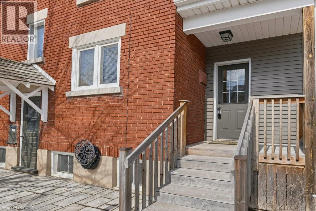 Convenient side entry from quiet street - 859 Queen'S Boulevard, Kitchener, ON - Outdoor With Exterior