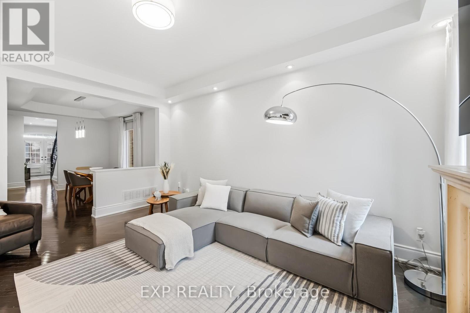 70 Torah Gate, Vaughan, ON - Indoor Photo Showing Living Room