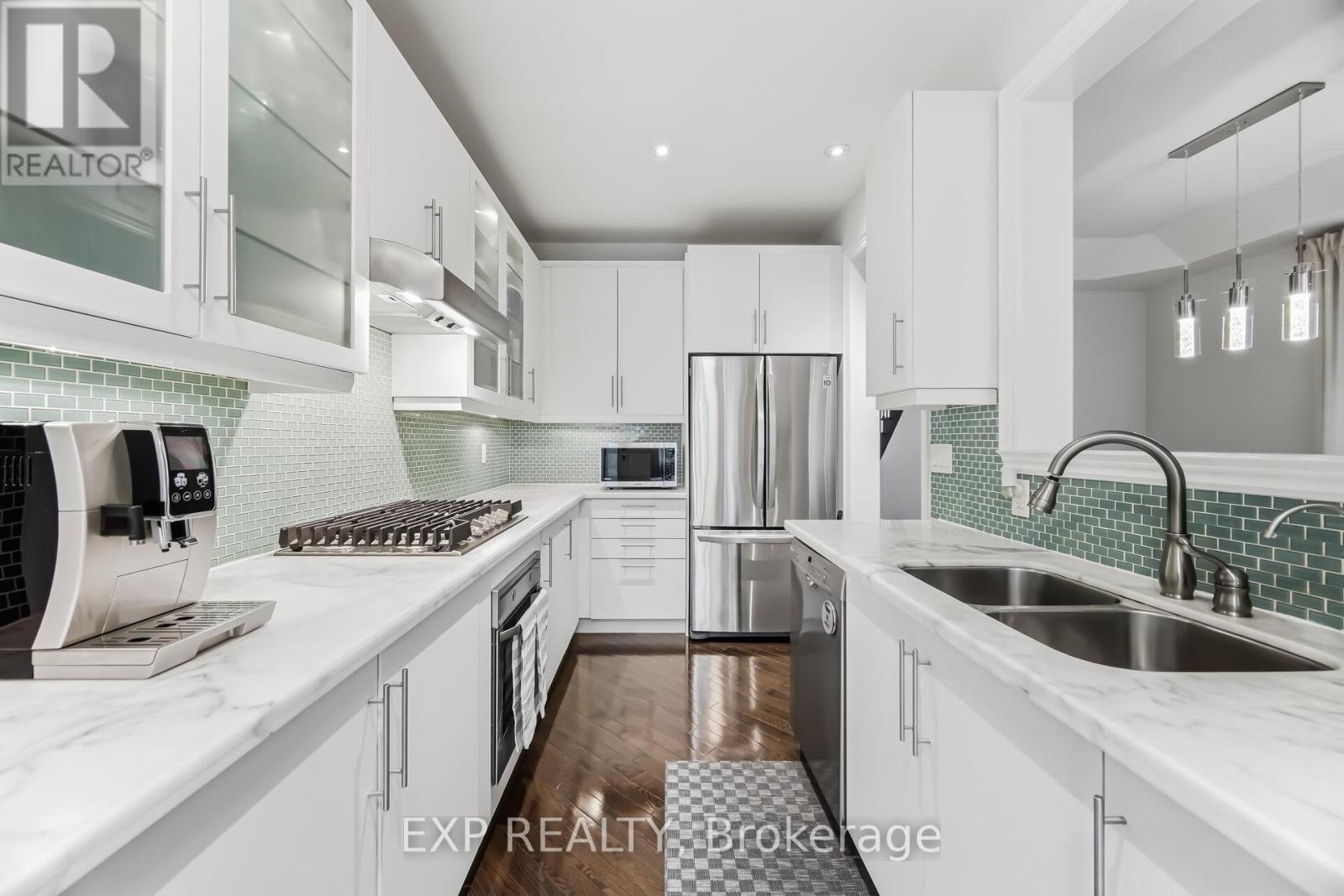 70 Torah Gate, Vaughan, ON - Indoor Photo Showing Kitchen With Double Sink With Upgraded Kitchen
