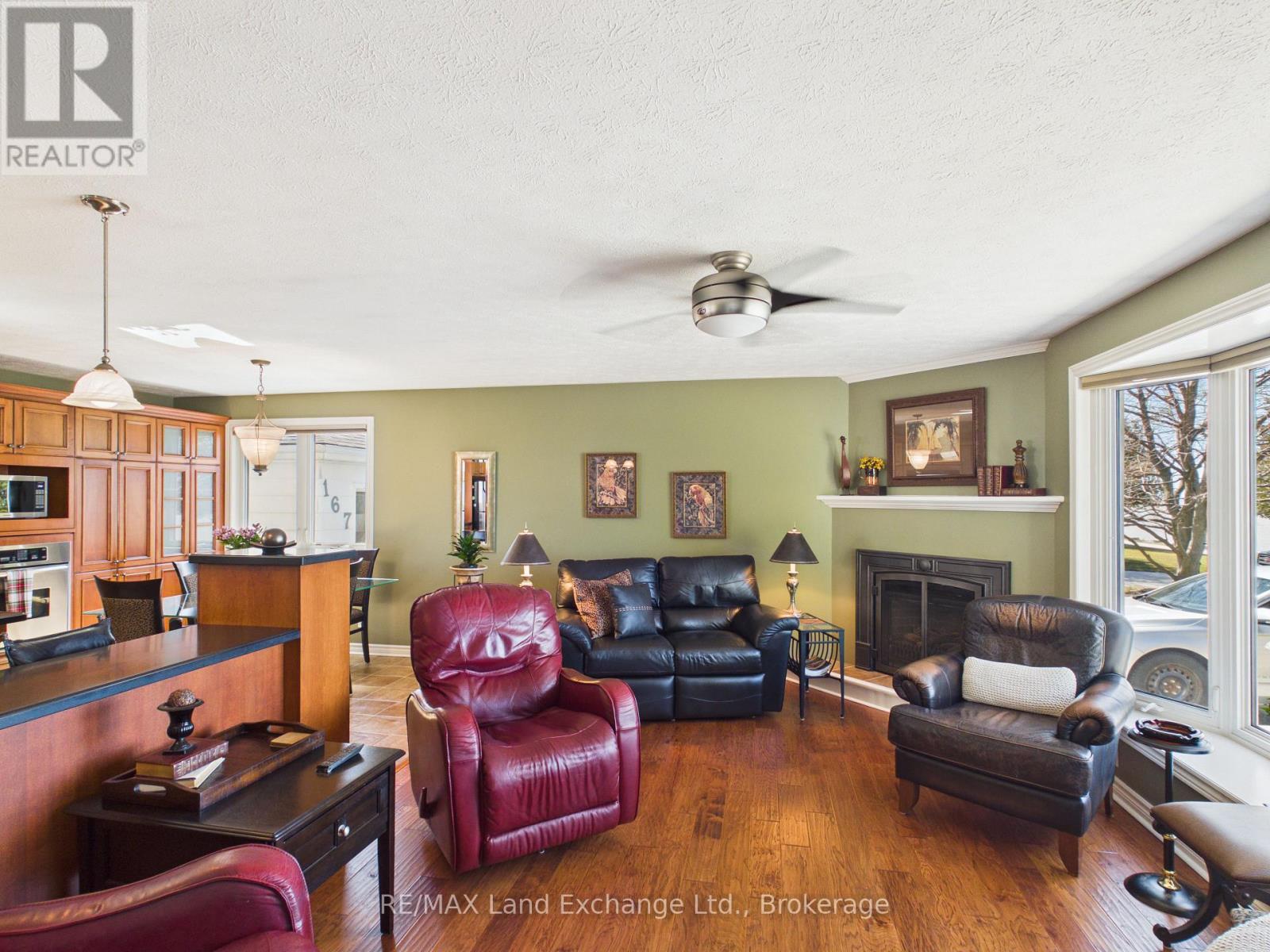 167 Goderich Street, Kincardine, ON - Indoor Photo Showing Living Room With Fireplace