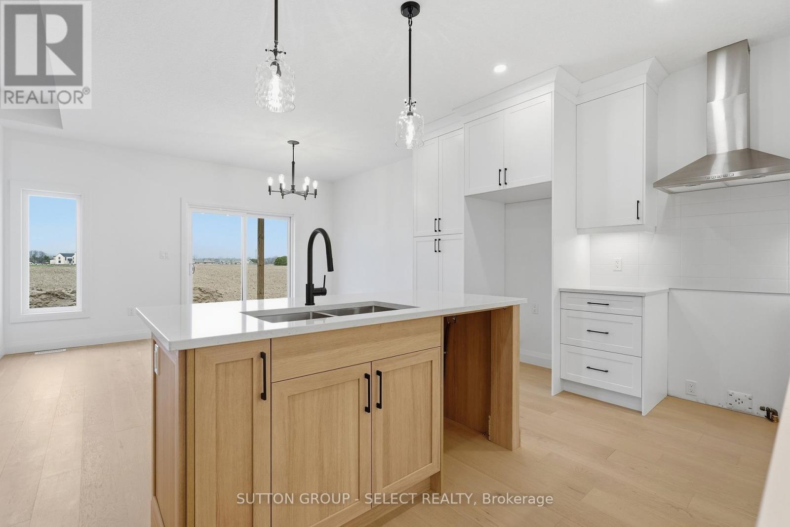 45 Hardy Drive, Strathroy-Caradoc (Se), ON - Indoor Photo Showing Kitchen With Double Sink