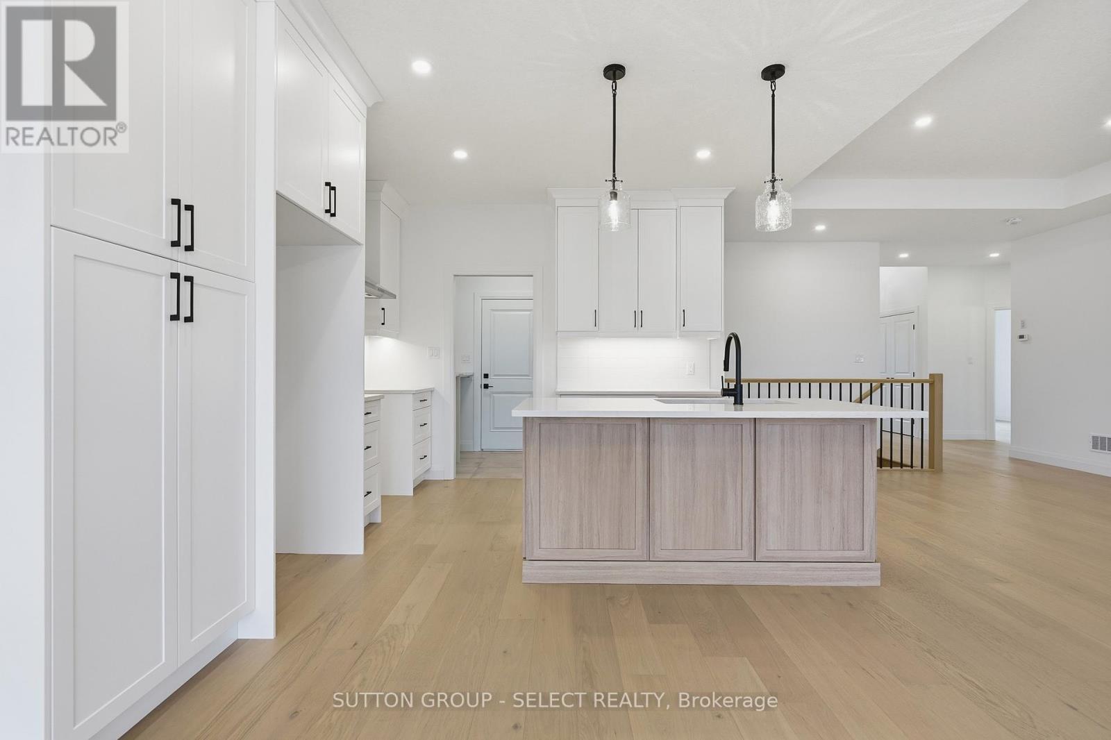 45 Hardy Drive, Strathroy-Caradoc (Se), ON - Indoor Photo Showing Kitchen