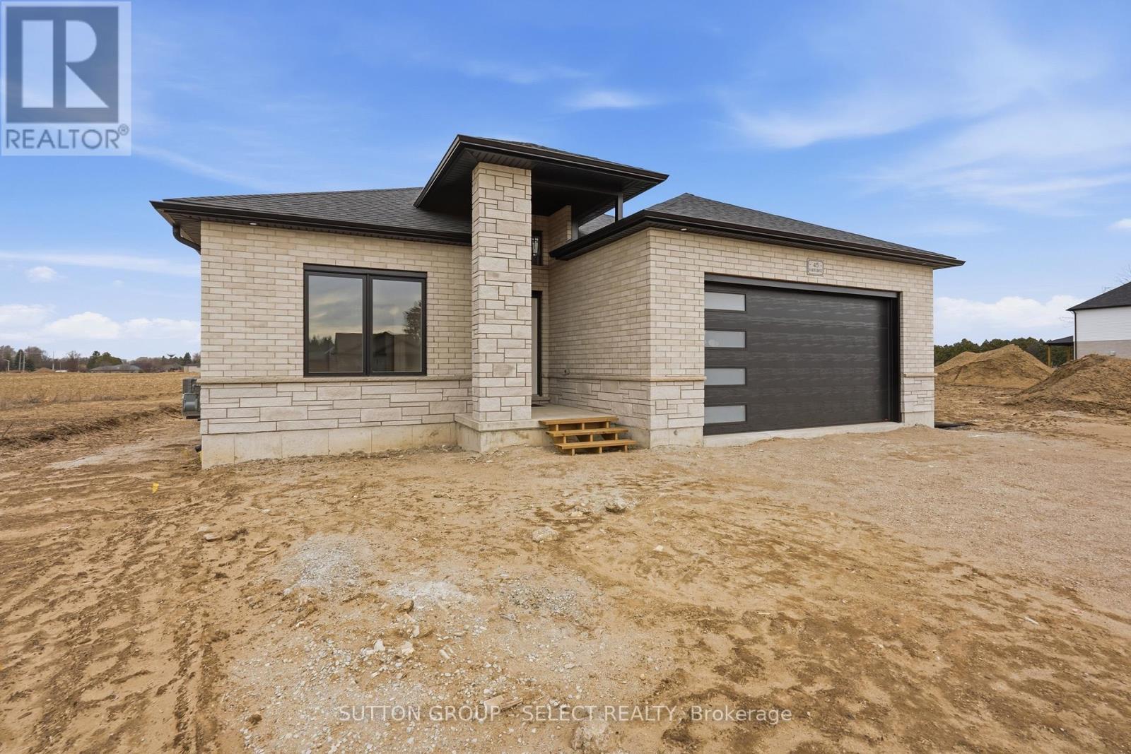 45 Hardy Drive, Strathroy-Caradoc (Se), ON - Outdoor With Exterior