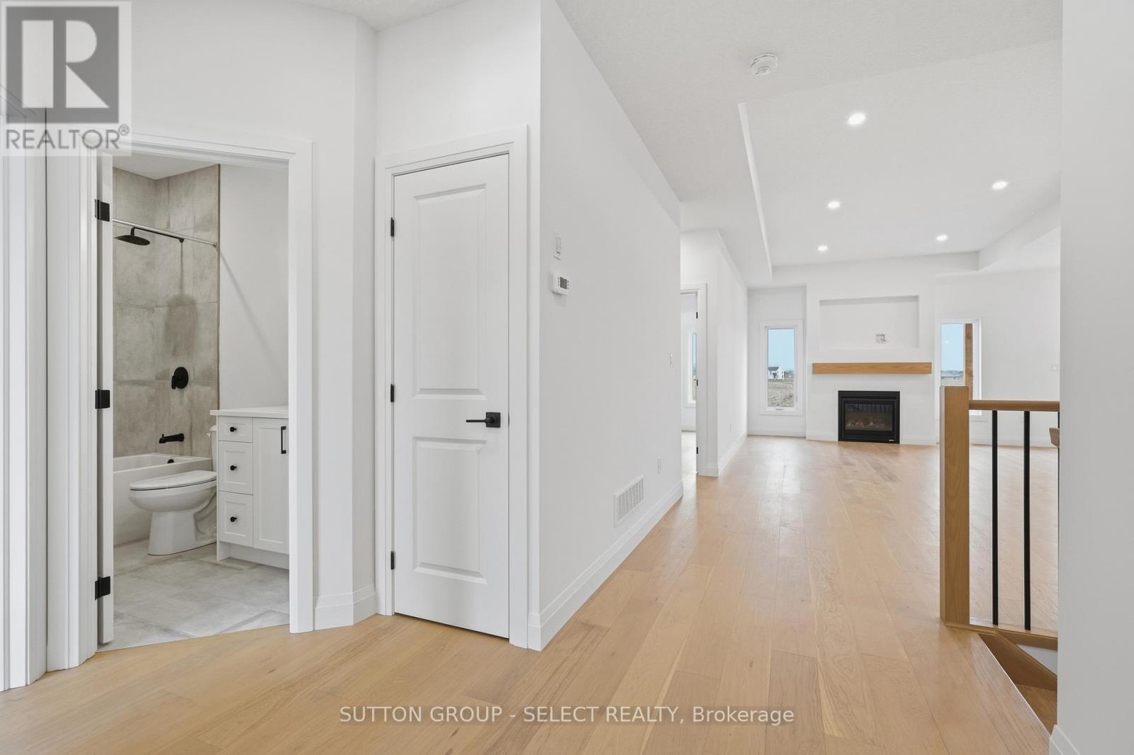 45 Hardy Drive, Strathroy-Caradoc (Se), ON - Indoor Photo Showing Other Room With Fireplace