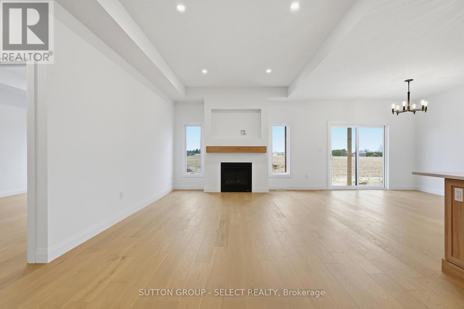 45 Hardy Drive, Strathroy-Caradoc (Se), ON - Indoor Photo Showing Living Room With Fireplace