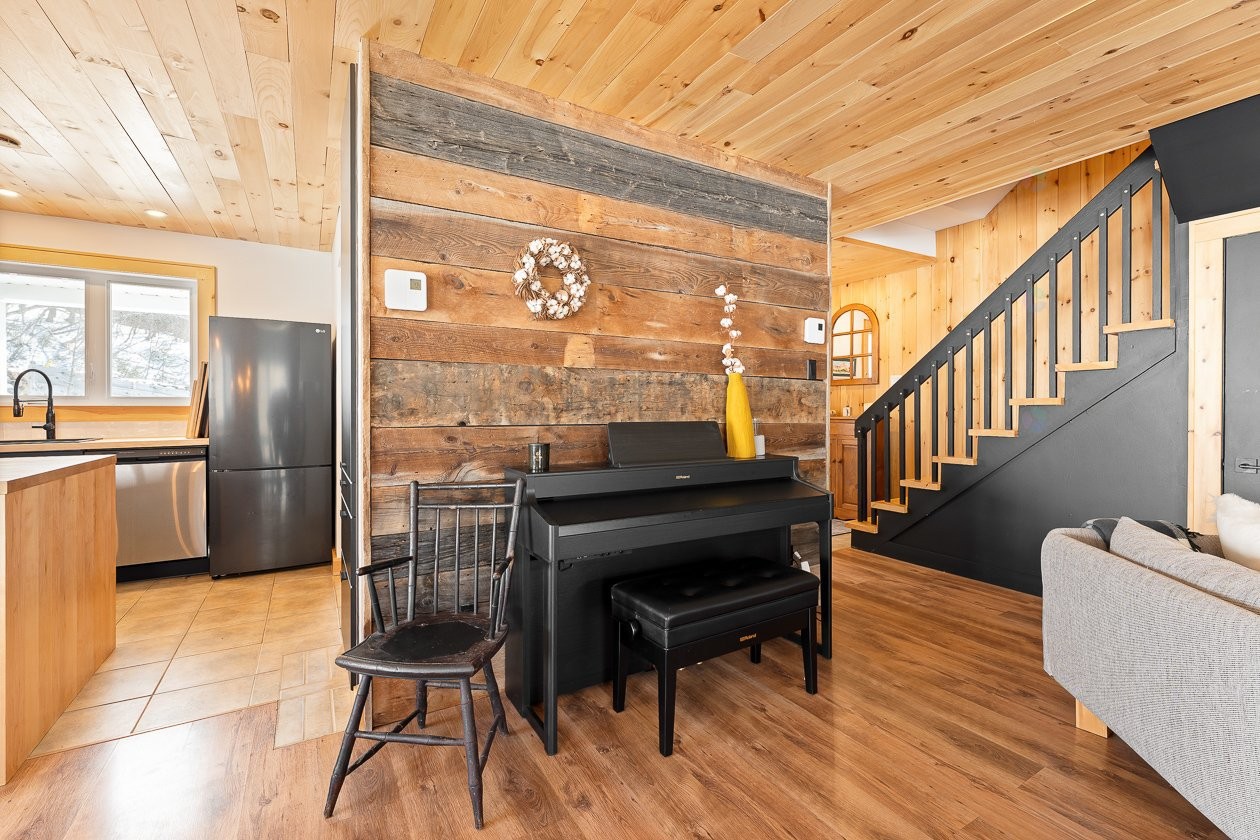 Salon - 168 - 170 Ch. Demers, Sutton, QC - Indoor