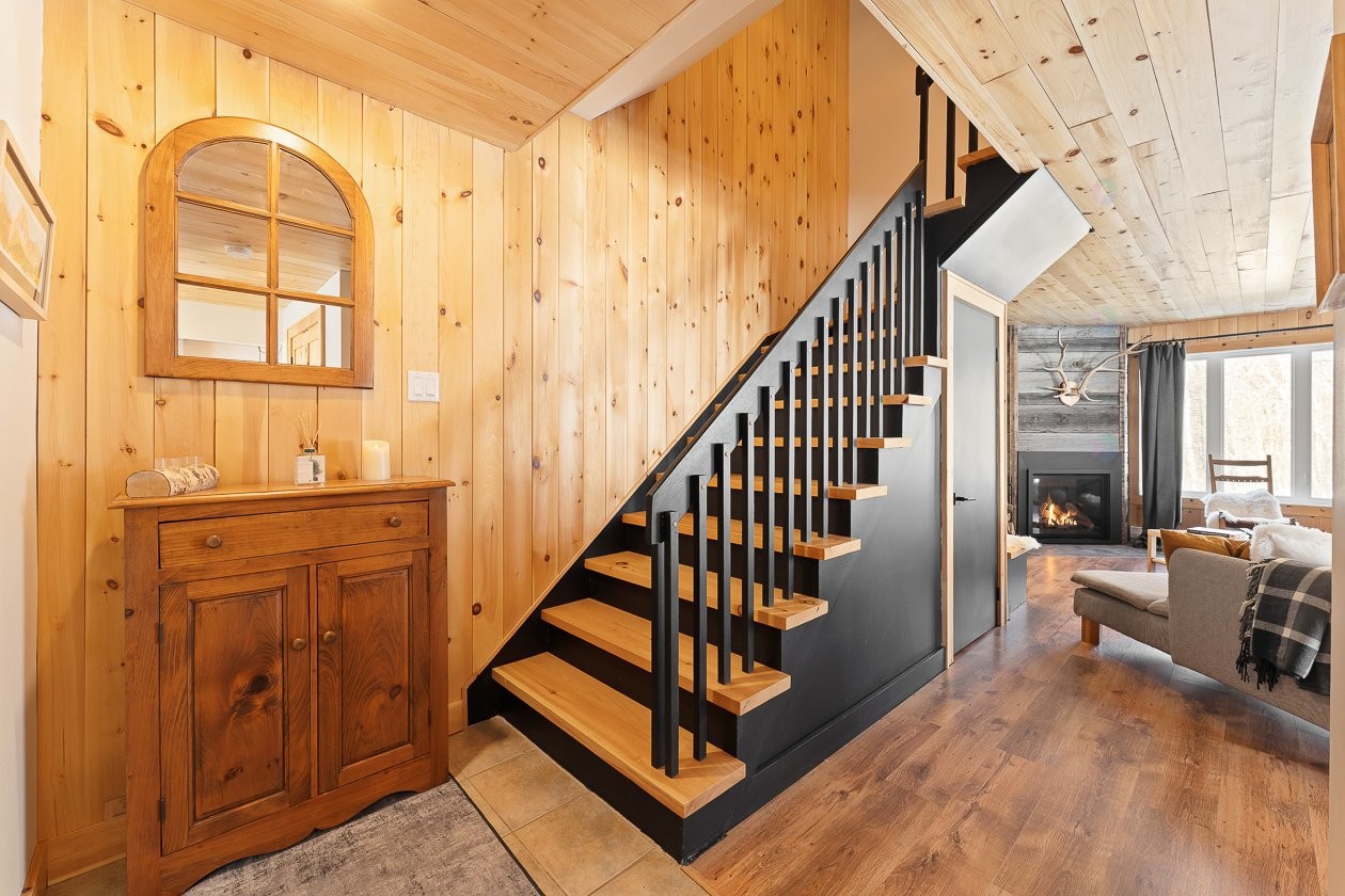 Escalier - 168 - 170 Ch. Demers, Sutton, QC - Indoor Photo Showing Other Room