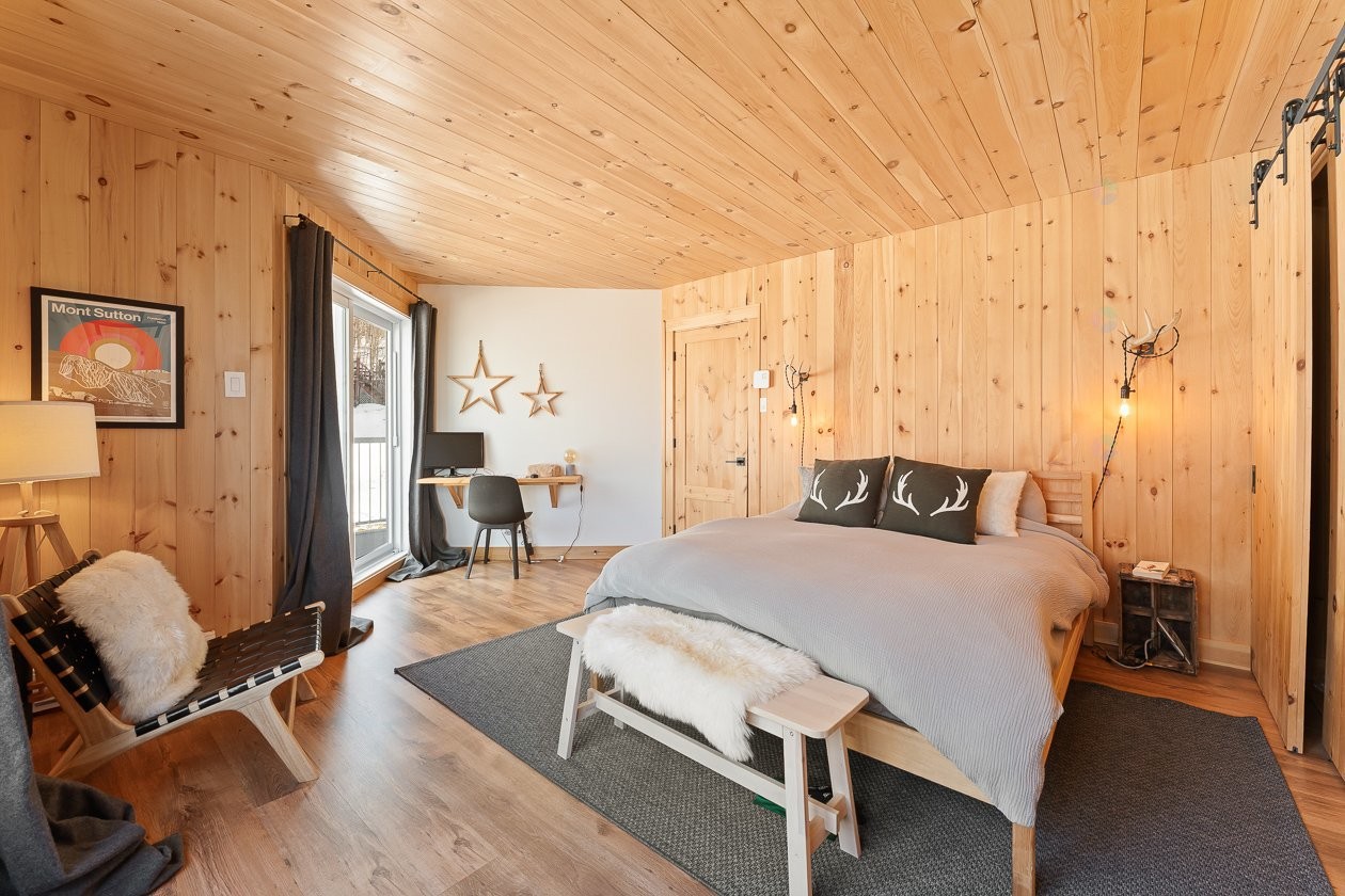 Chambre à coucher principale - 168 - 170 Ch. Demers, Sutton, QC - Indoor Photo Showing Bedroom